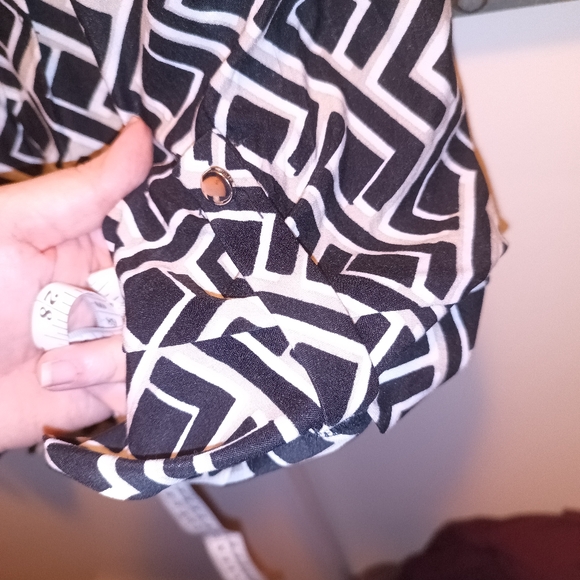 3x split neck roll tab sleeve top - Picture 4 of 4